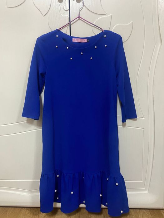 Платье красивое синее с жемчугом