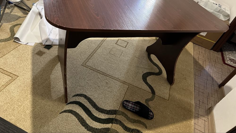 Продается стол для кухни  с ламината орехэкко