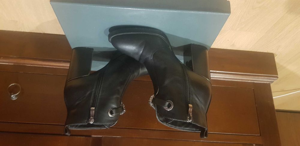 Ghete cu toc din piele