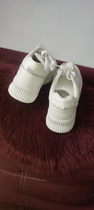 Adidași albi dama, talpa înaltă, model avantajos si comod