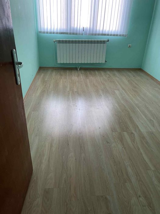 Продавам светъл паркет