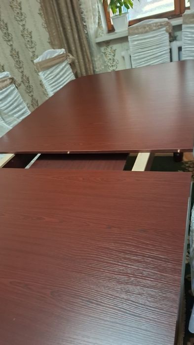 Продаётся обеденный стол в отличном состоянии.