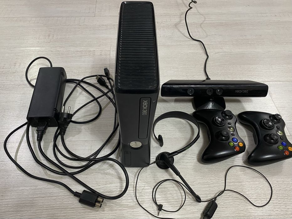 Xbox 360 Slim полный комплект идеальное состояние