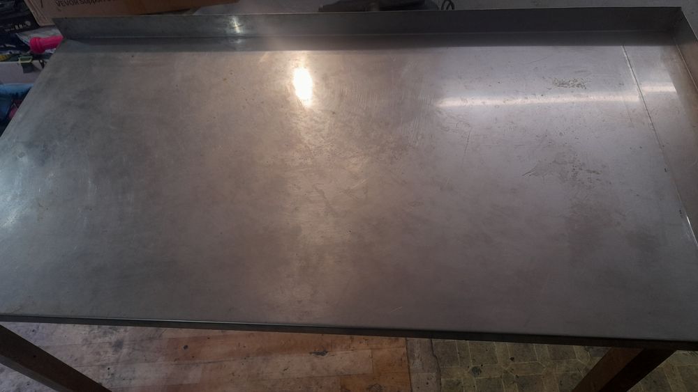 Продавам маса от неръждавейка.