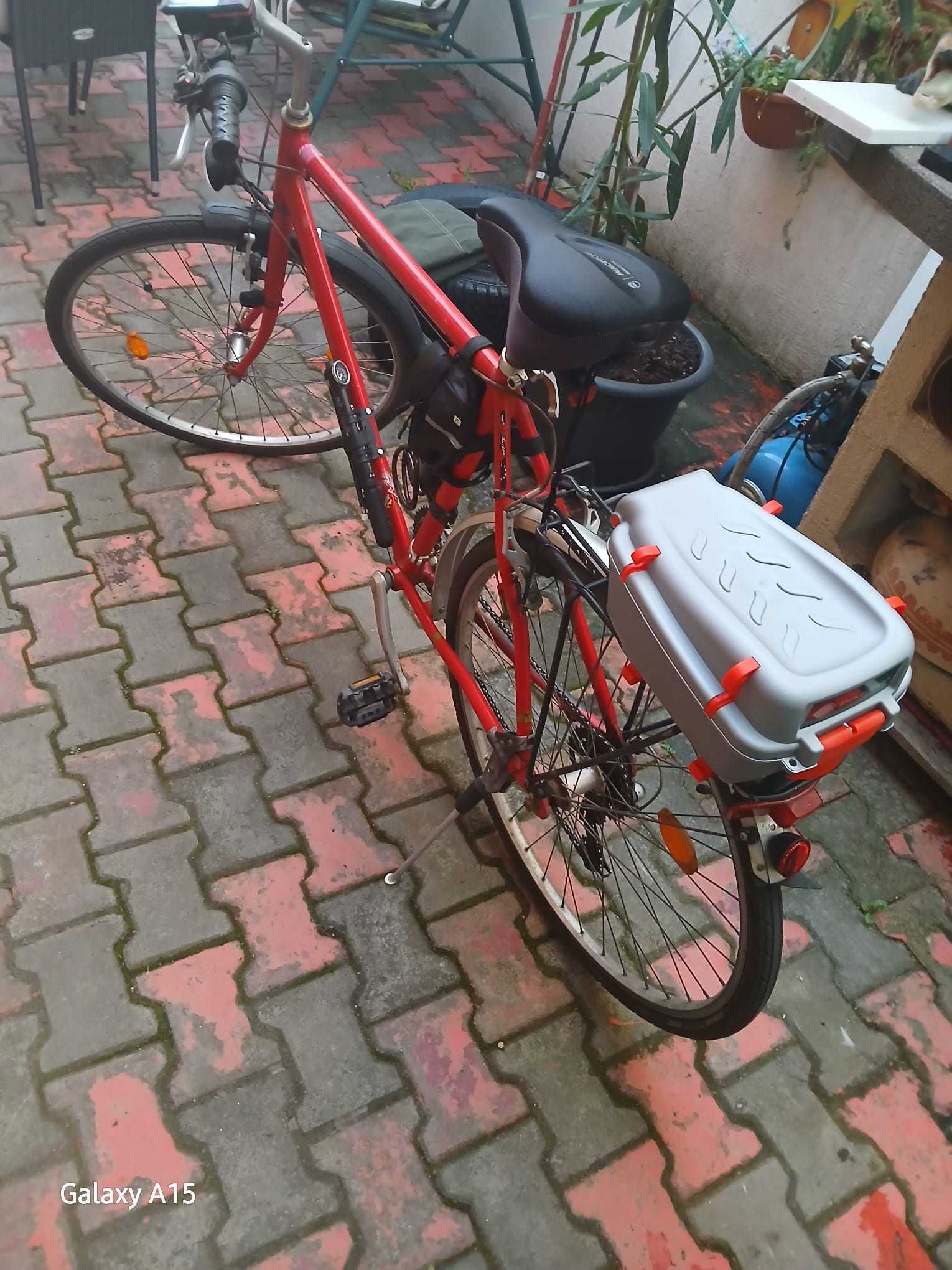 Bicicletă trekking roșie – confortabilă, echipată