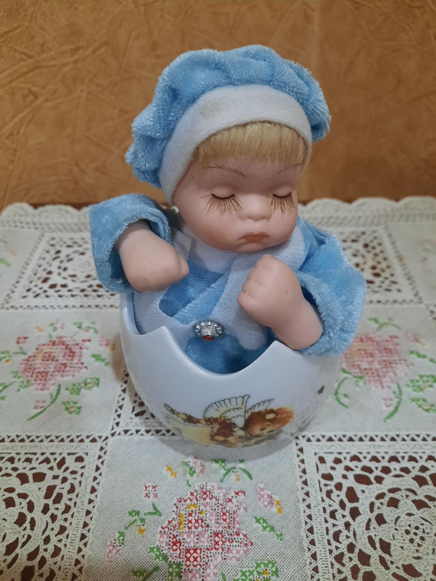 Фарфоровая, музыкальная кукла-младенец, в отличном состоянии и приятно