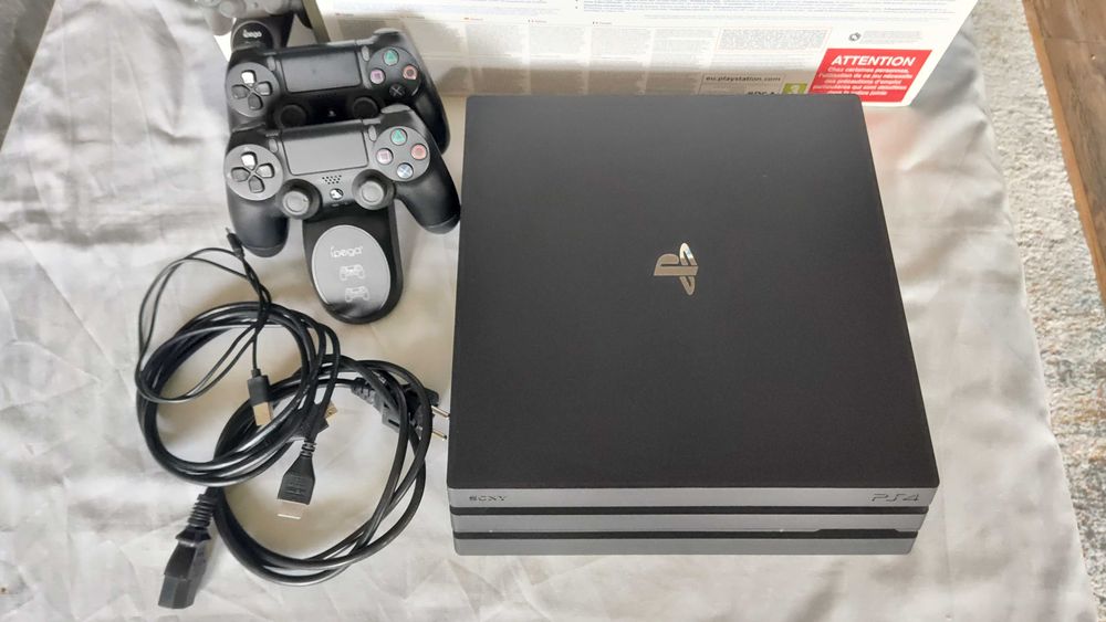 Playstation 4 PRO 1TB +2 джоистика+зарядна  станция