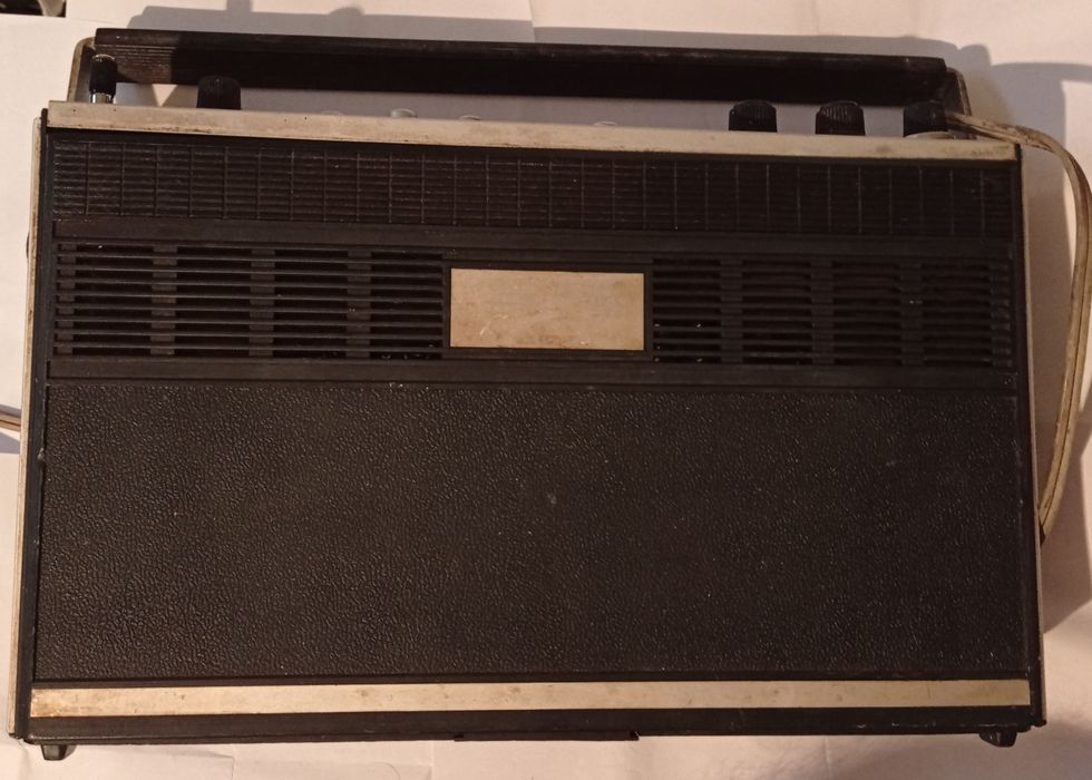 Vând sau schimb radio GLORIA funcționează,stare ca în foto.