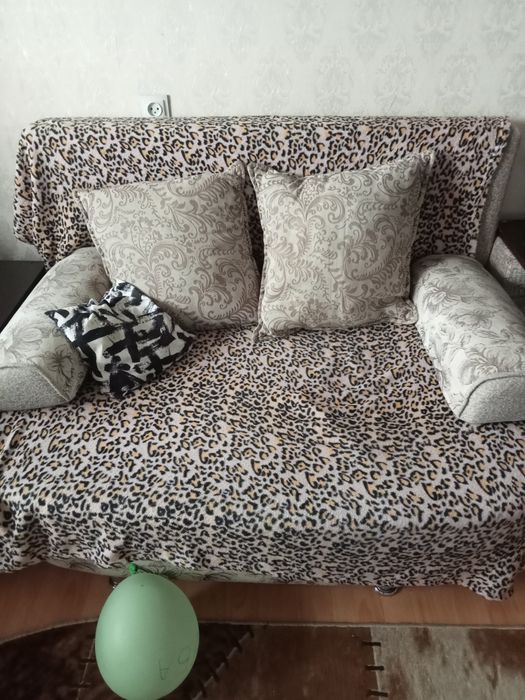 Продам диван, состояние среднее