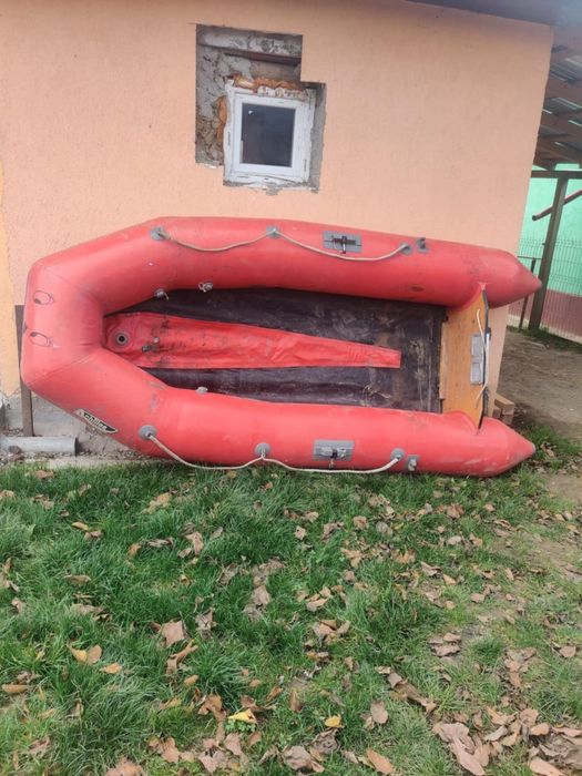 Vand barca cu motor.