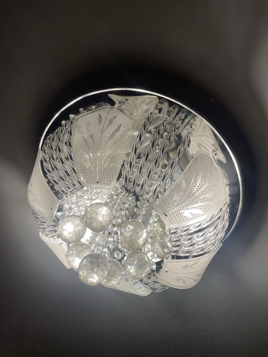 Продам люстру красивую