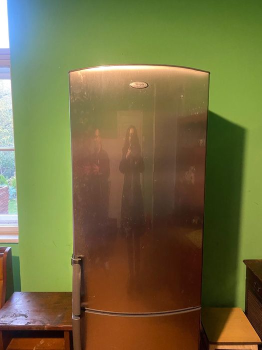 Combina frigorifica Whirlpool clasa A+ cu o capacitate totala de 327 L