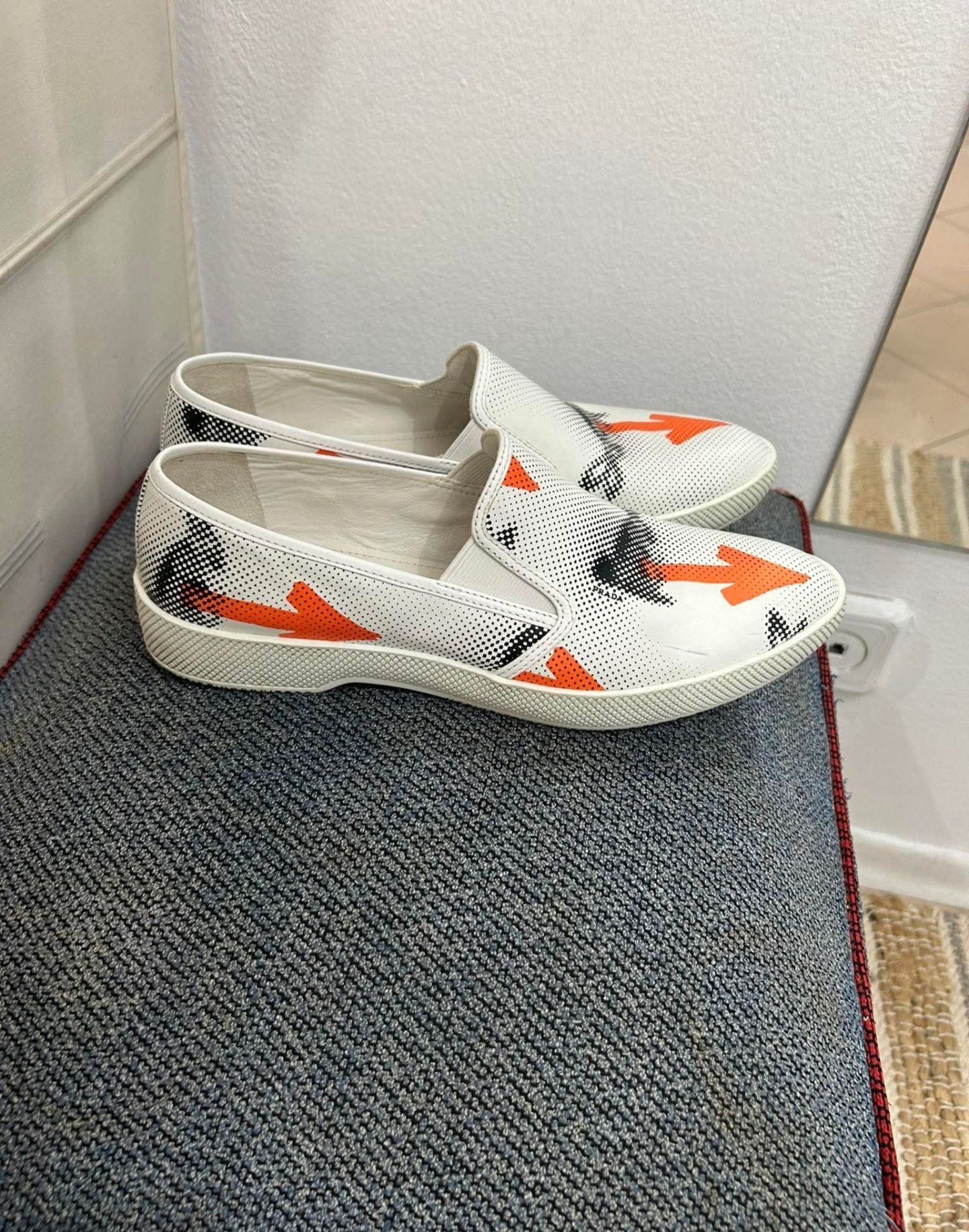 Оригинални Prada slip-on обувки с принт, номер 38