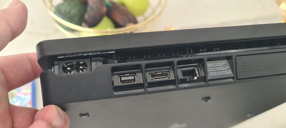 Playstation 4 cu 2 controlere ca si nou