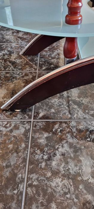 Стъклена холна маса.