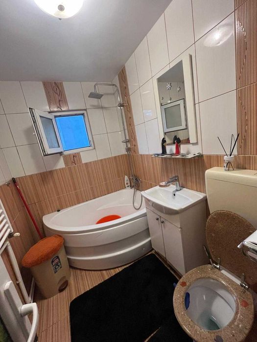 Inchiriez apartament cu 3 camere