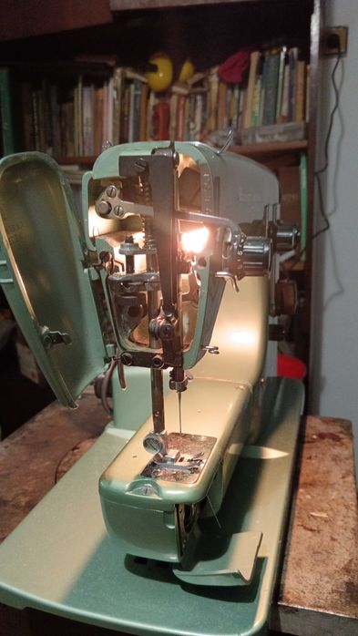 Домашна масивна шевна машина Хускварна.