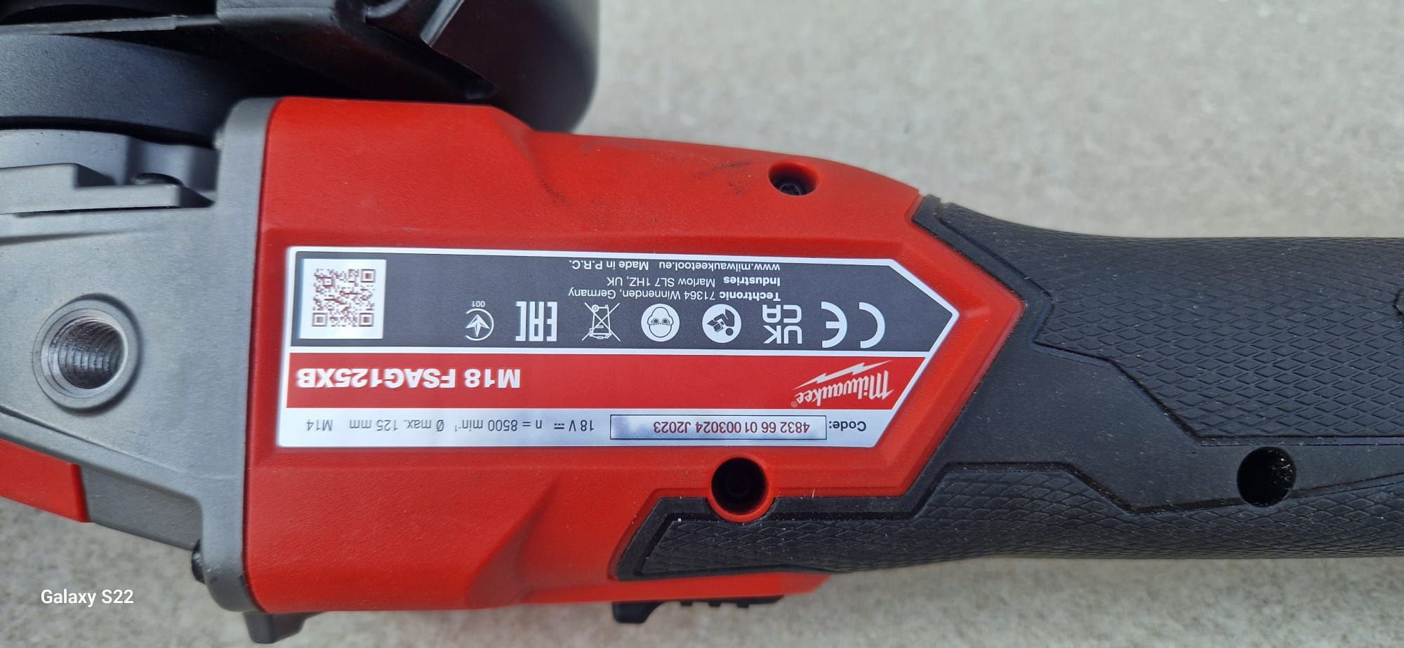 Milwaukee polizor pe acumulator