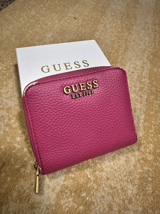 Дамско розово малко портмоне Guess