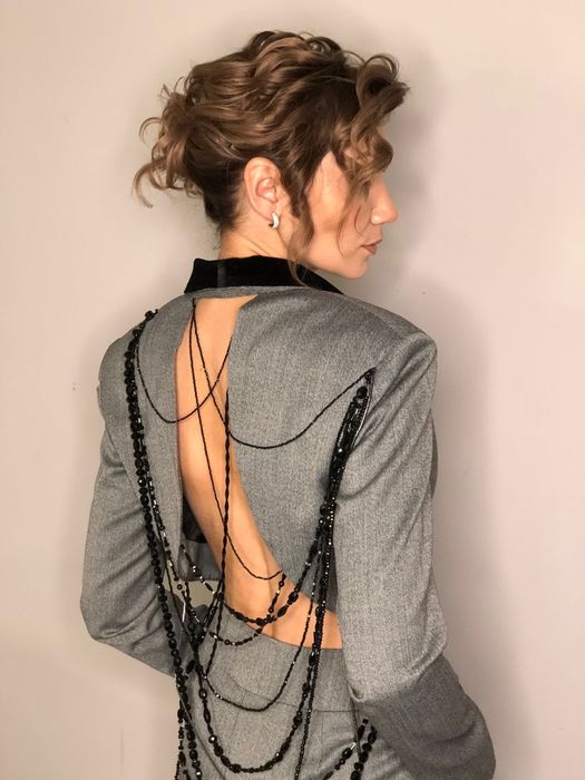 Вечерний брючный костюм с открытой спиной