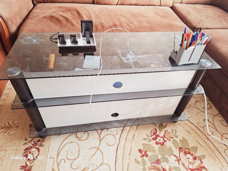 Мебел диван кровать журналы стол