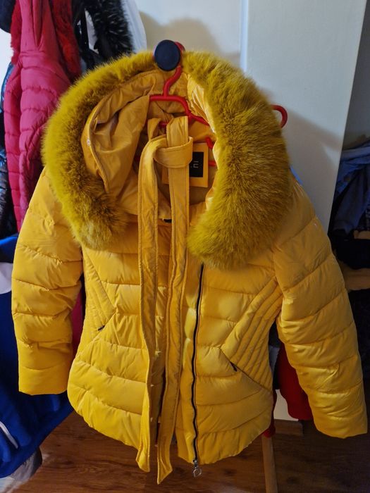 Geaca galbena noua , masura L , pret 300 lei plata in cont