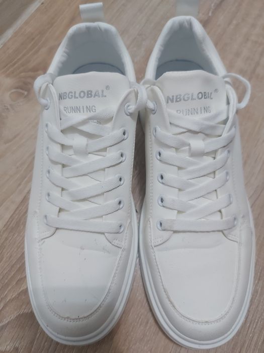 Белая обувь  не использованная