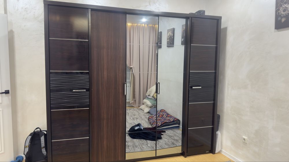 огромный шкаф с зеркалом