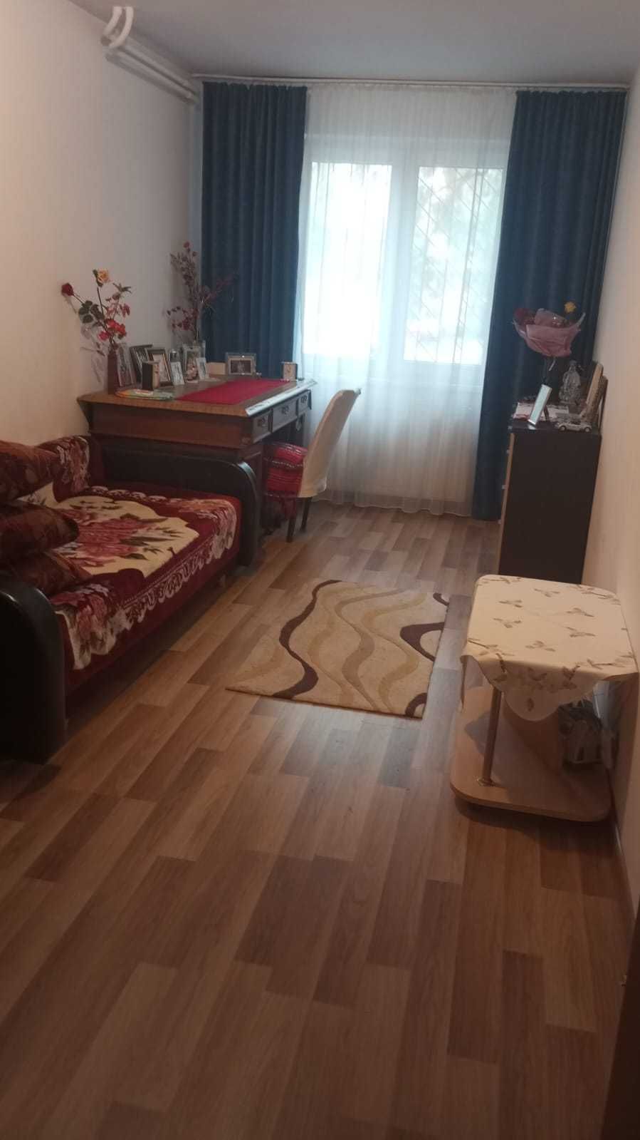 Proprietar inchiriez 1 camera in apartament Dristor-doar pentru FETE