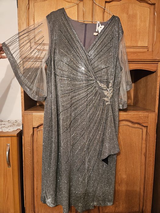 Vând rochie nouă,mărime 54,elastică.