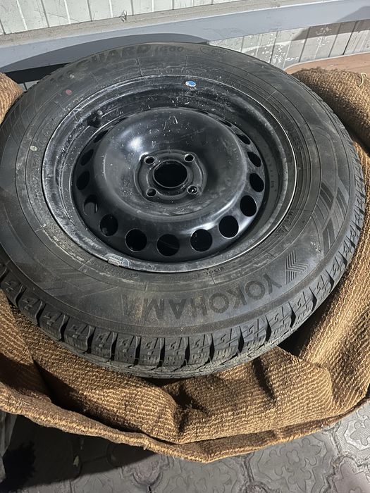 Диски  с шинами зима и колпоками на шевроле кобальт