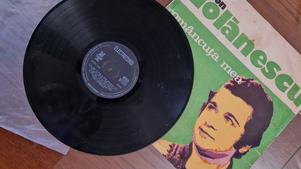 De vânzare 12 discuri vinil Electrecord cu muzică populară românească.