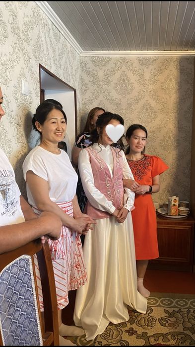 Продам платье в цвете айвори с камзолом