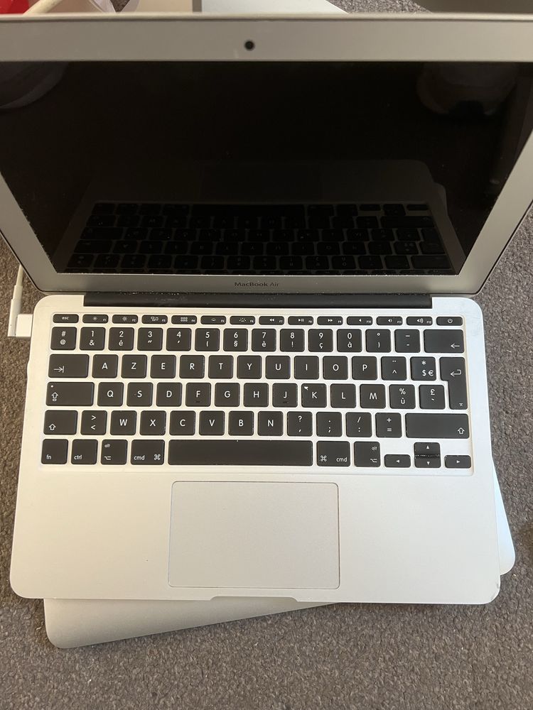 Doua macbook air a1465 de 11,3 inch defecte