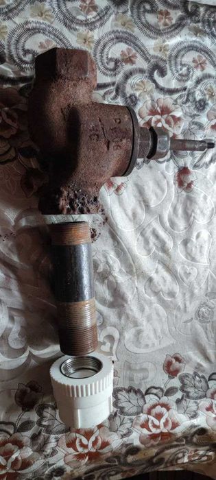 Вентиль чугунный. со сгоном и адаптером пвх всё Д=40 железные и пвх