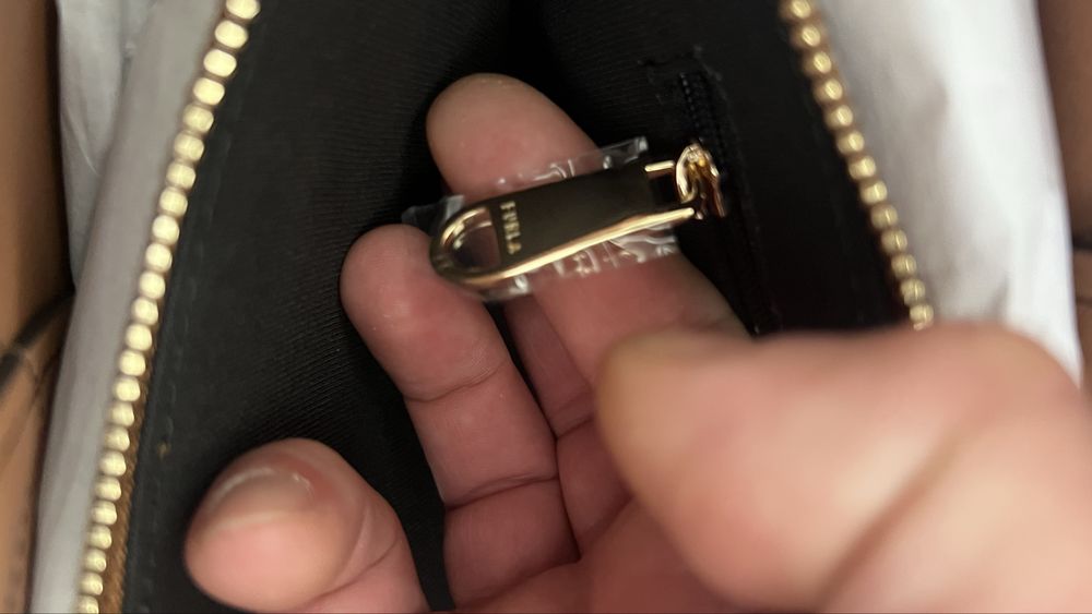 Furla Vittoria Nero.100% оригинал,със сериен номер,етикети,торбичка