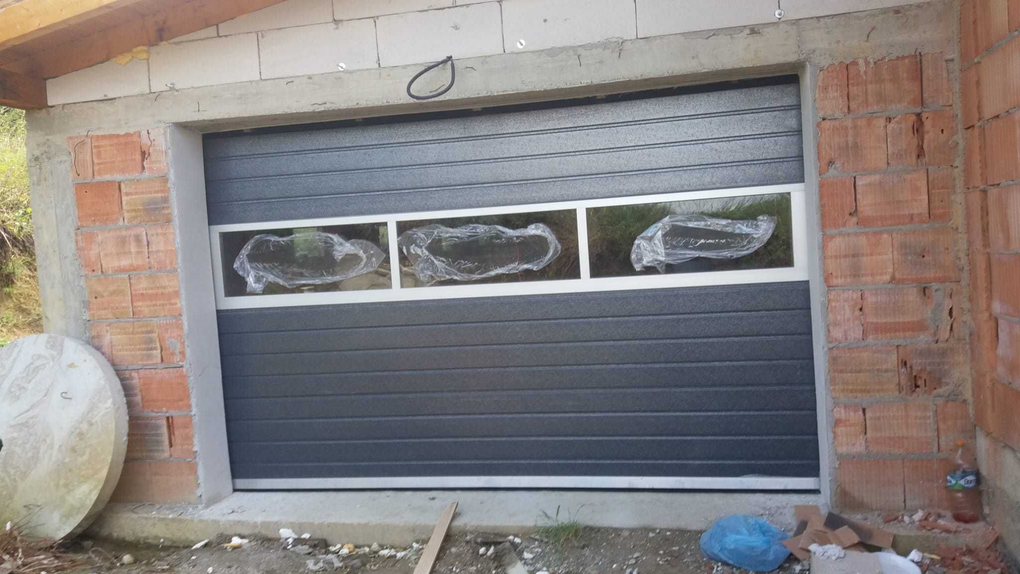 uși de garaj automate maro cu ușa pietonala