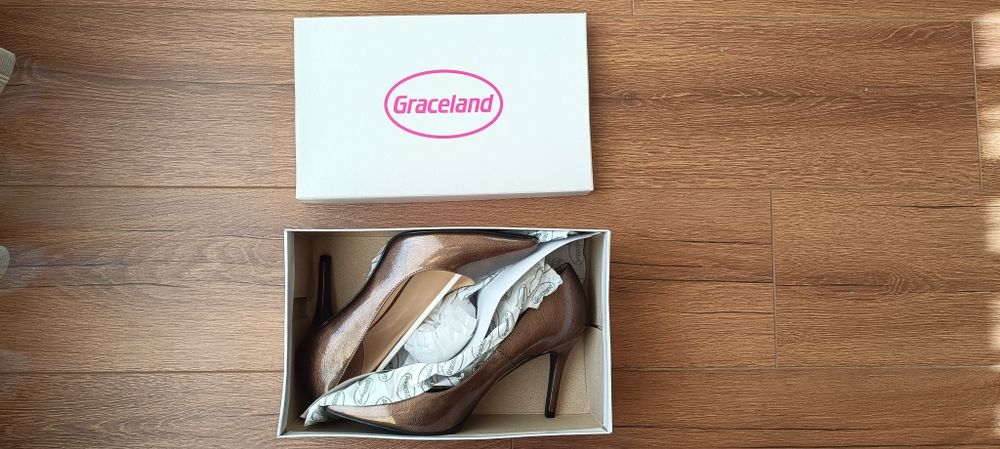 Нови лачени обувки с ток