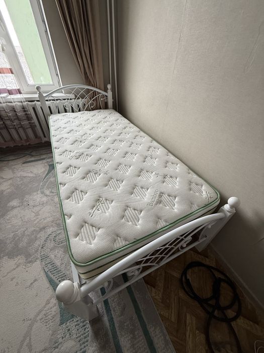 Односпальная кровать с матрасом