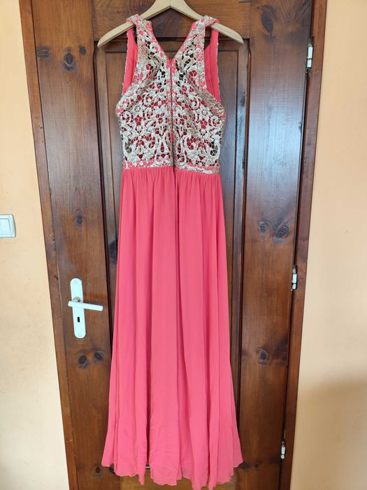 Чисто нова официална рокля