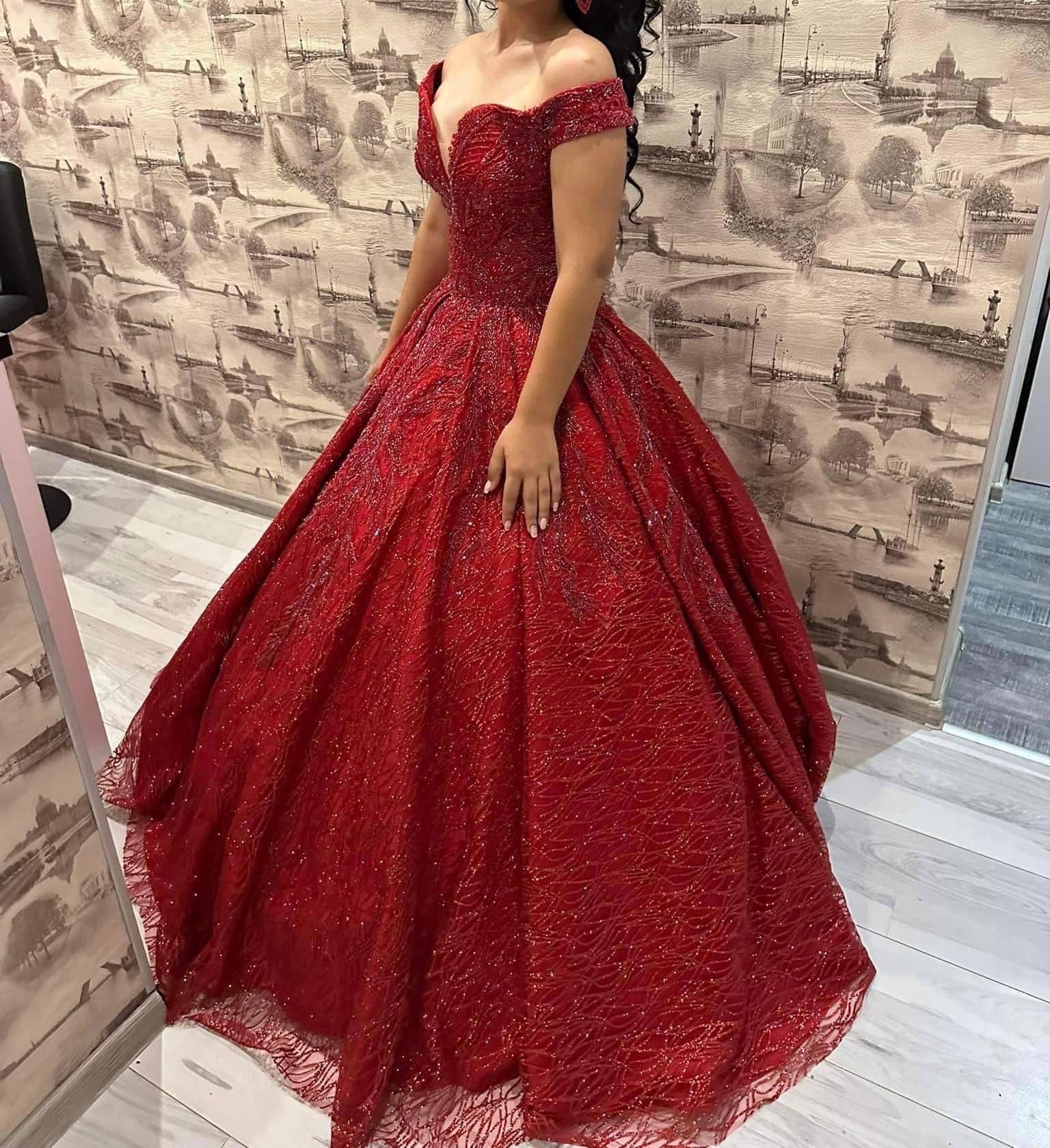 Разкошна червена рокля