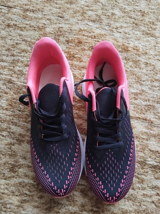 Спортни обувки чисто нови