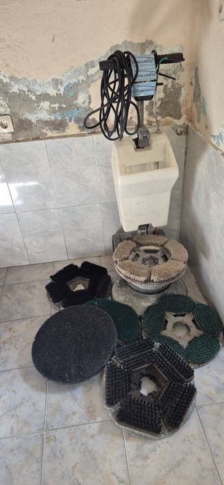 Почистващи машини и уреди