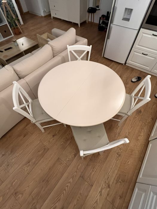 Masa extensibila Ikea Ingatorp cu scaune si perinute