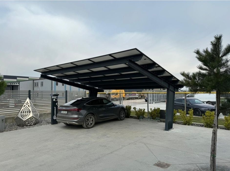 Carport cu acoperiș și terase. Structura solidă și practică, potrivită