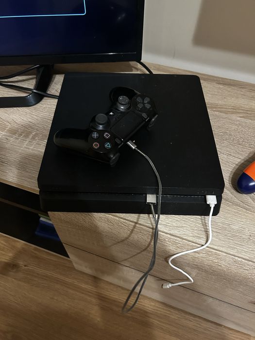 Vand ps4 slim cu 5 jocuri