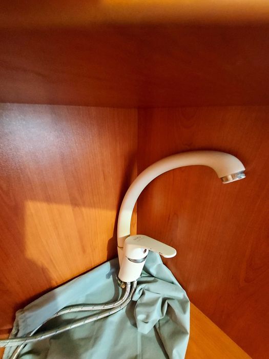 Смесител за мивка стоящ