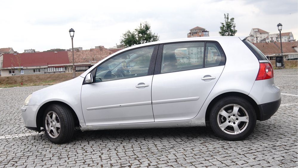 Vând Volkswagen Golf V 1.6