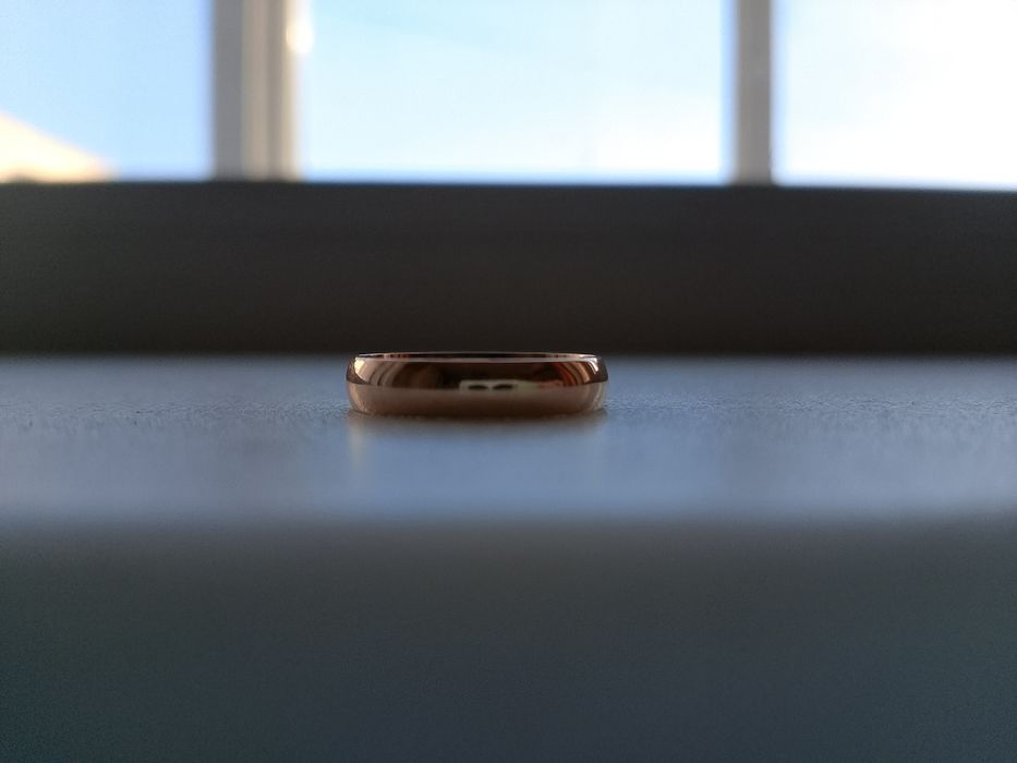 Золотое обручальное кольцо