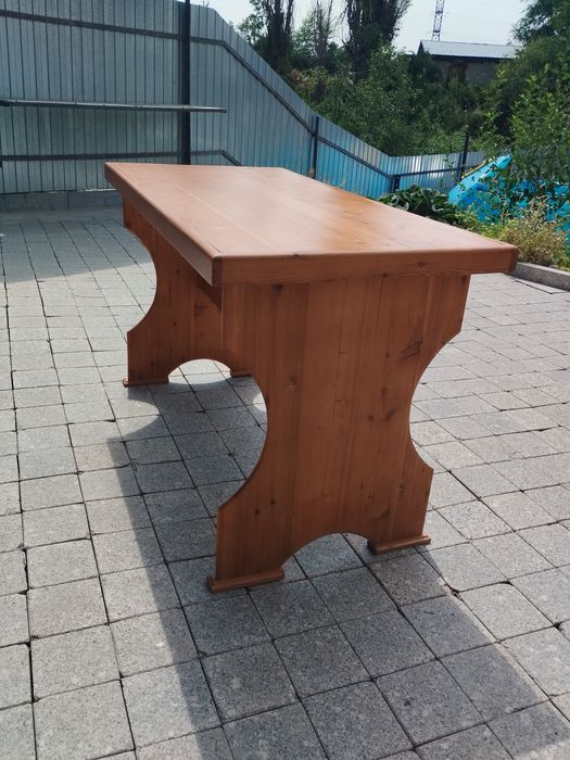 Деревянный стол .